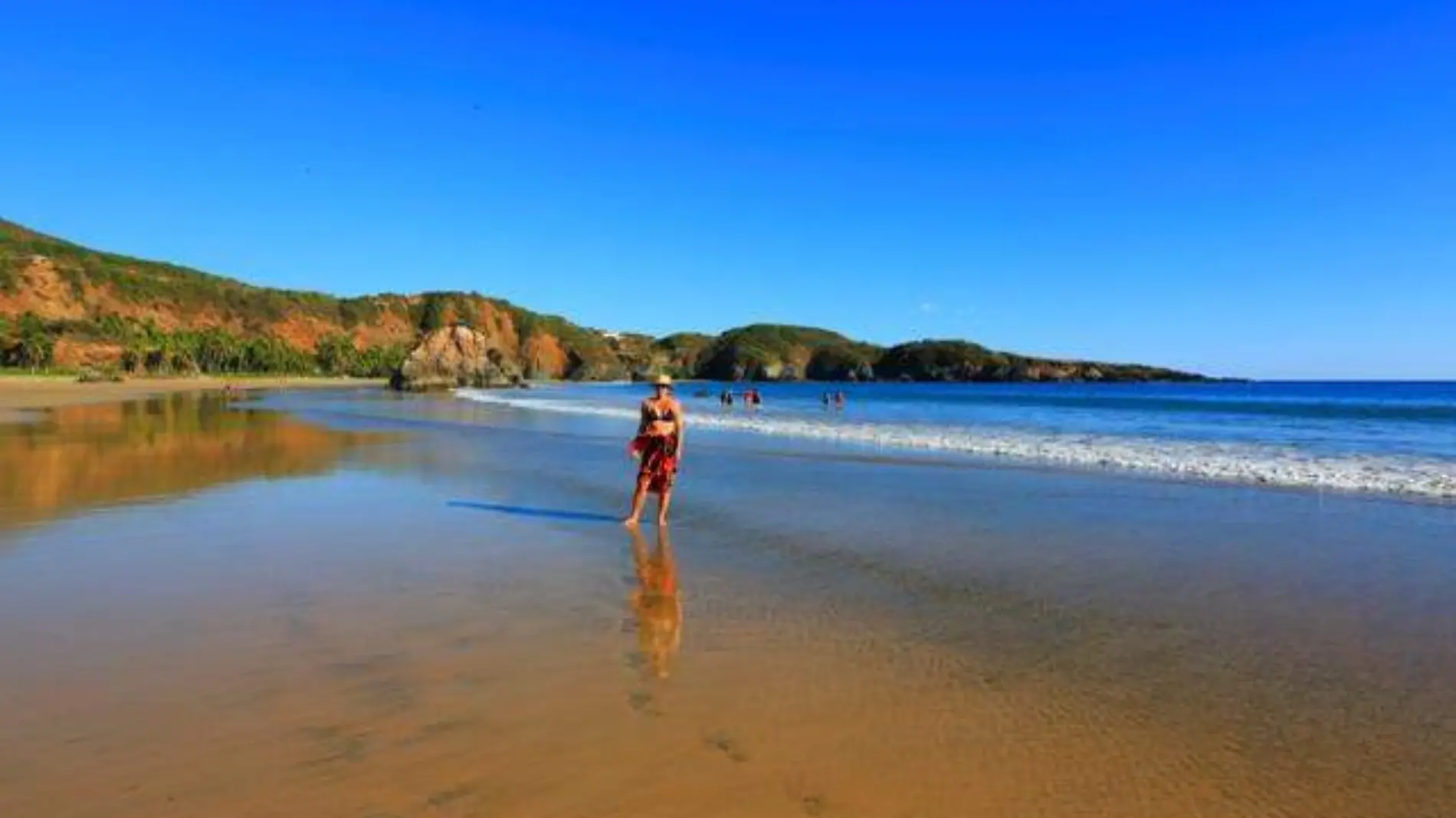 turista disfrutando las playa de michoacan-B